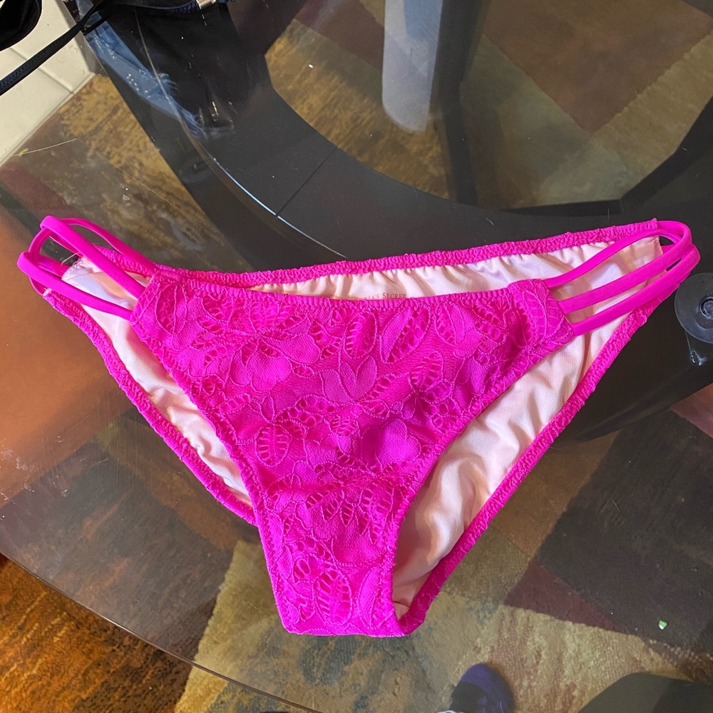 Bikini - Picture 3 of 5